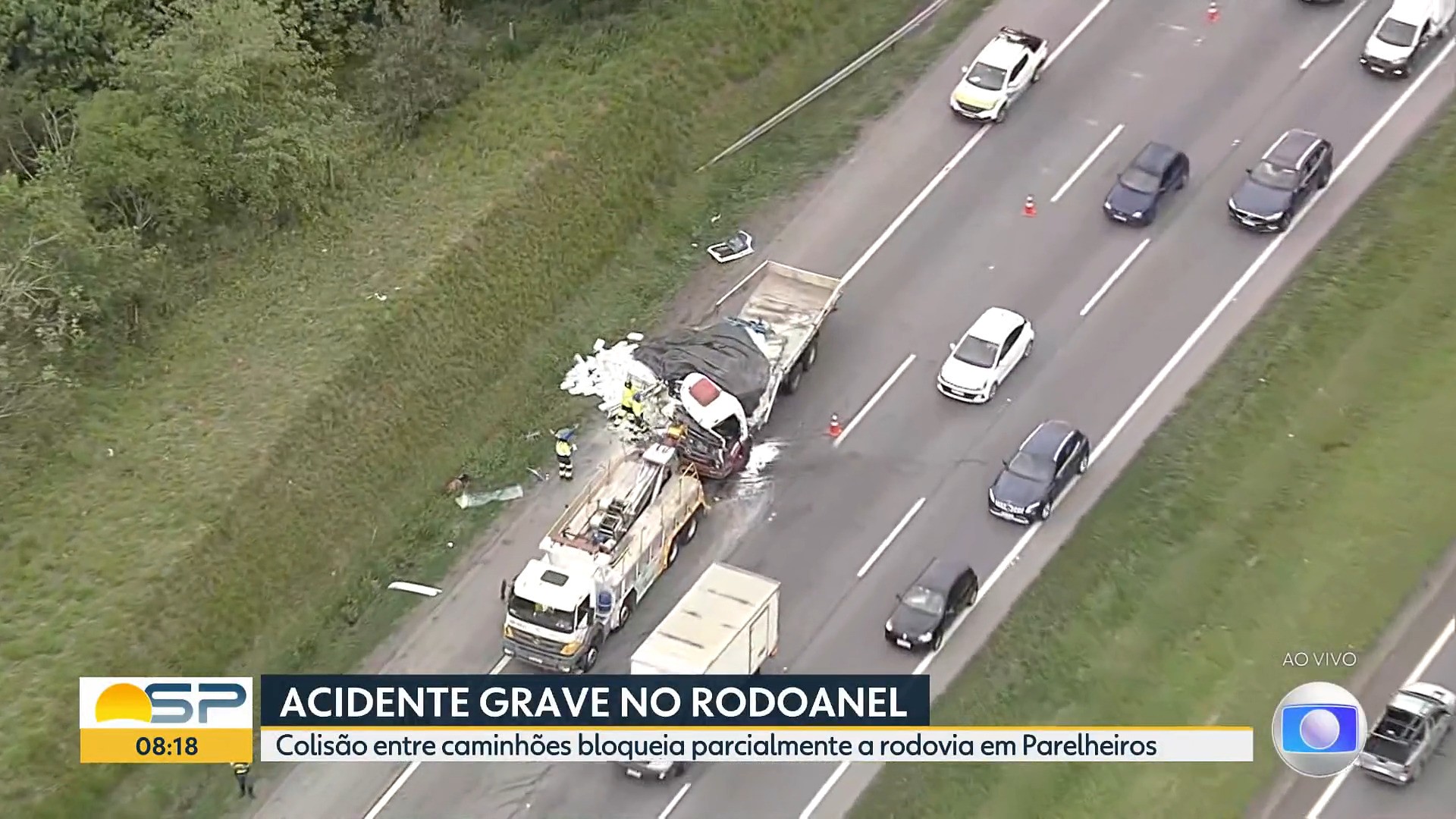 Acidente no Rodoanel deixa ferido grave; carga de açúcar fica na pista - G1 - Globo