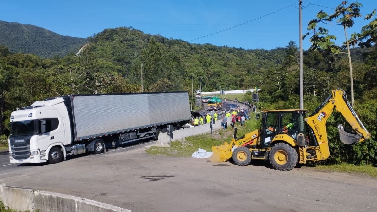 BR-376 é liberada após acidente que matou uma pessoa e deixou 14 feridas; veja extensão da fila