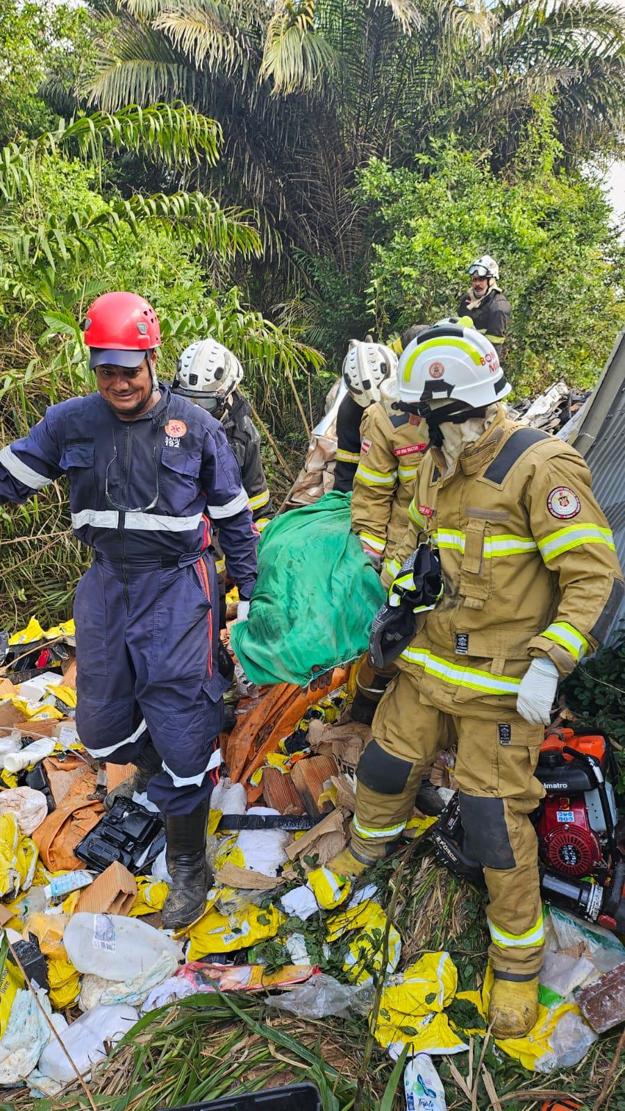 Bombeiros de Alagoinhas retiram vítima que ficou presa às ferragens após acidente veicular