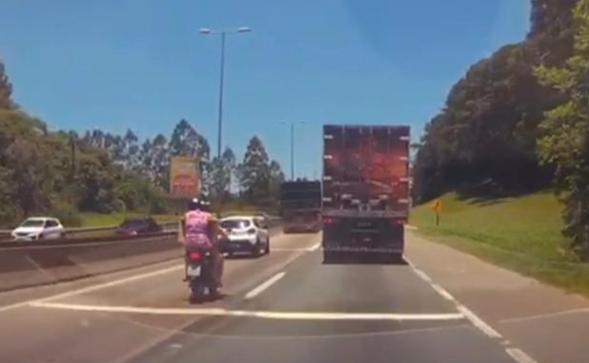 motociclista-morre-acidente-caminhao-video