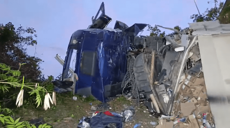 Caminhão despenca da ponte e cai dentro do Rio Tietê, em São Paulo
