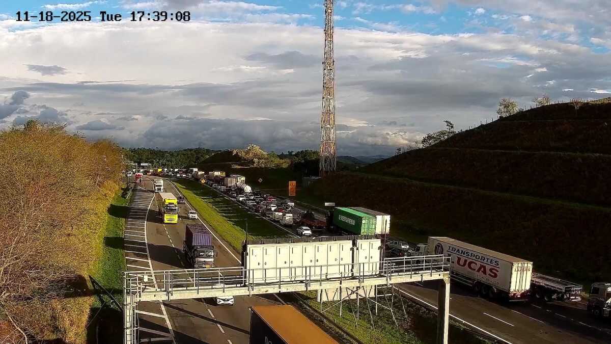 Carreta perde controle em túnel e causa grave acidente em rodovia no interior de SP