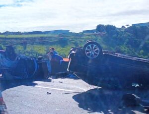 Carros capotam após acidente na rodovia Presidente Dutra em São José dos Campos – G1