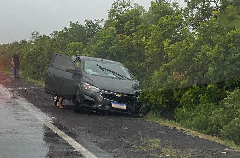 Dois veículos se envolvem em acidente na RSC-287