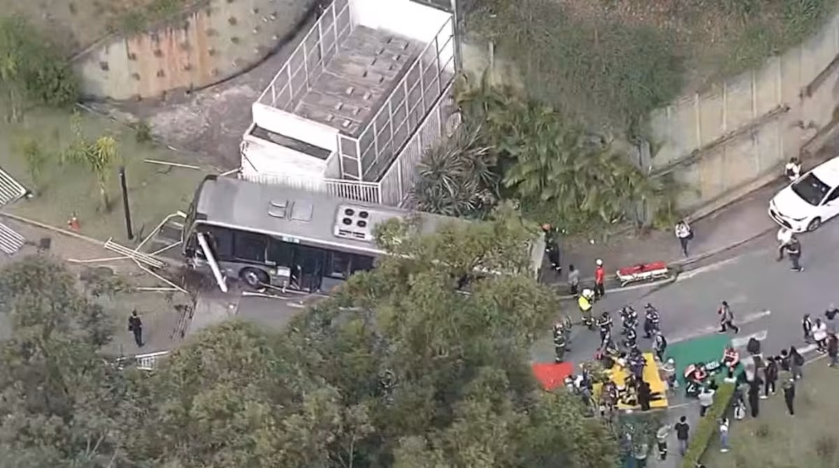 Engavetamento com 16 veículos deixa ao menos 12 feridos na marginal da Raposo Tavares