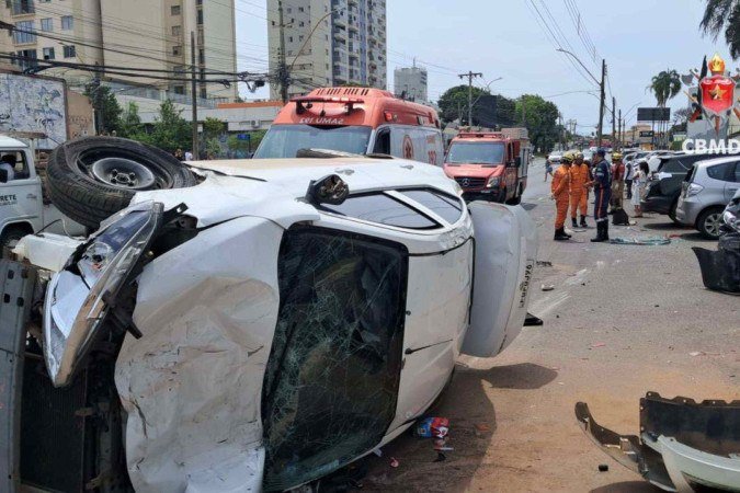 Nissan Versa colidiu contra outros veículos e tombou na Avenida Samdu Sul -  (crédito: Divulgação/CBMDF)