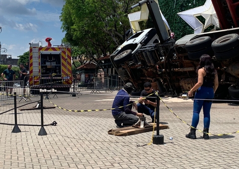 “Falha em operação" pode ter causado acidente fatal na montagem de árvore no Largo, diz governo