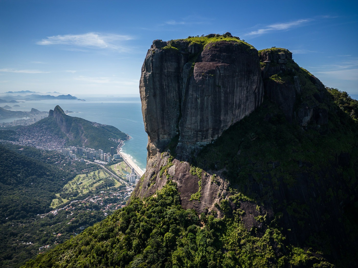 Homem morre após saltar de parapente em São Conrado