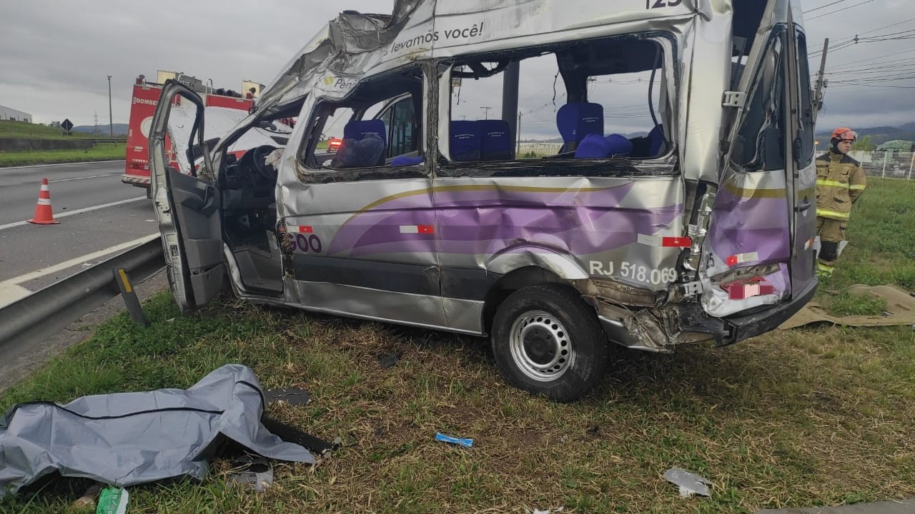 Homem morre e 10 pessoas ficam feridas em acidente entre van e caminhã - G1 - Globo