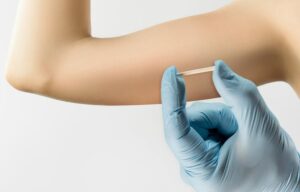 MP-BA pede interdição de empresa após detectar irregularidades graves em implantes hormonais