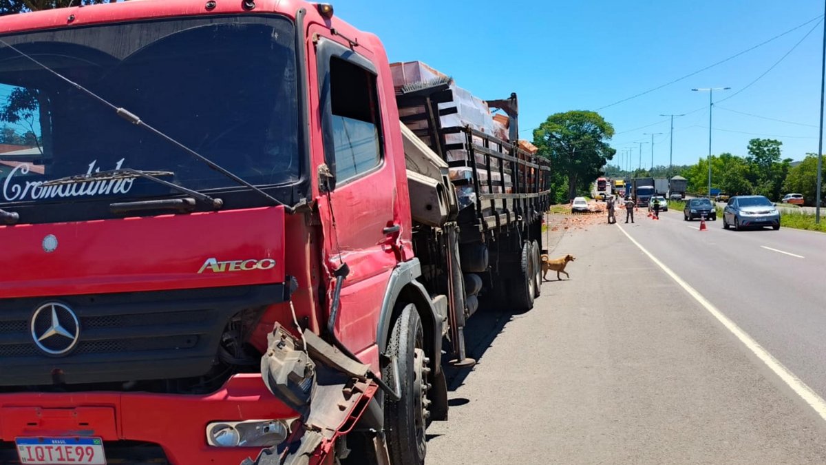Identificada uma das vítimas de acidente causado por carga de tijolos que se desprendeu de caminhão na RS-118, em Gravataí