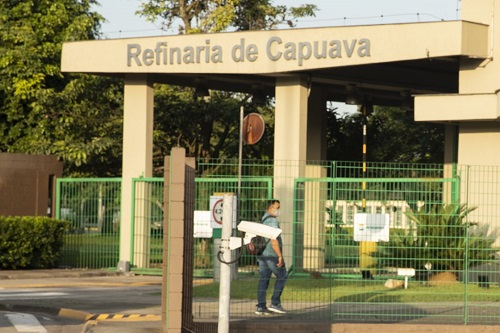 Incêndio de grandes proporções atinge unidade de tratamento de diesel da Recap