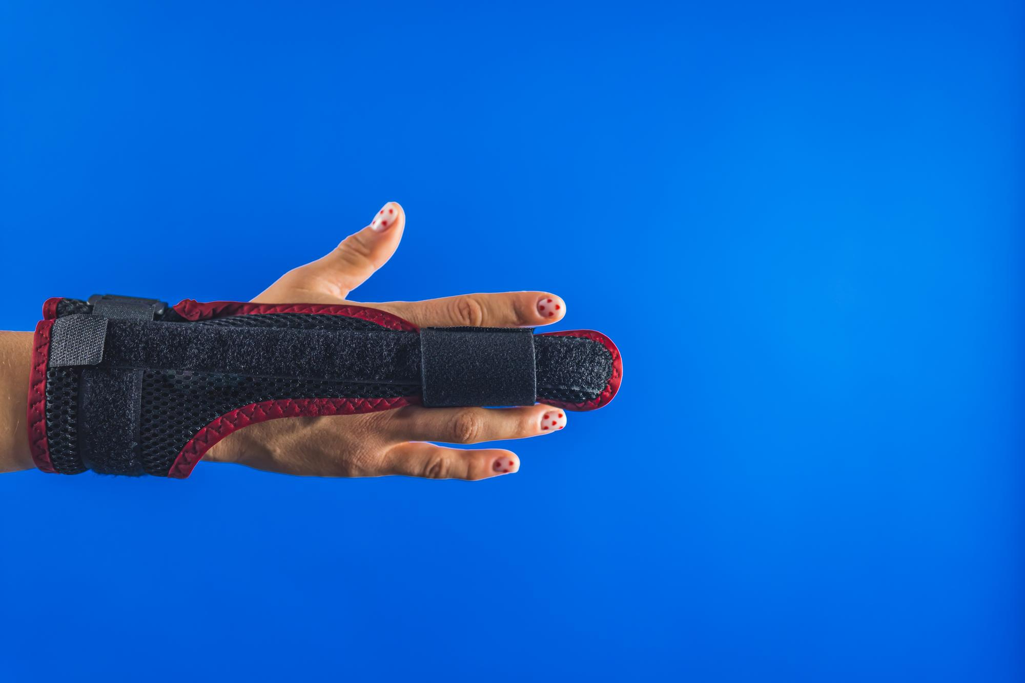 mão com prótese; fundo azul