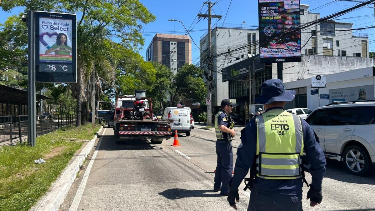 Motociclista morre ao bater em traseira de caminhão em Porto Alegre