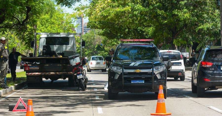 Motociclista morre após bater na traseira de caminhão na rua Dom Pedro II, em Porto Alegre