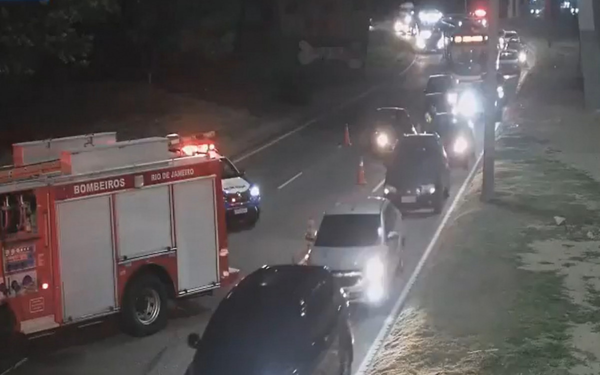 Motociclista morre carbonizado em acidente com ônibus na Ilha do Governador | Rio de Janeiro