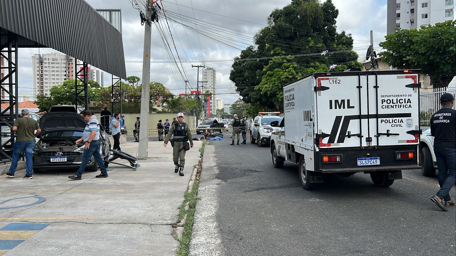 Motociclista morre e motorista fica presa às ferragens em acidente em avenida de Teresina