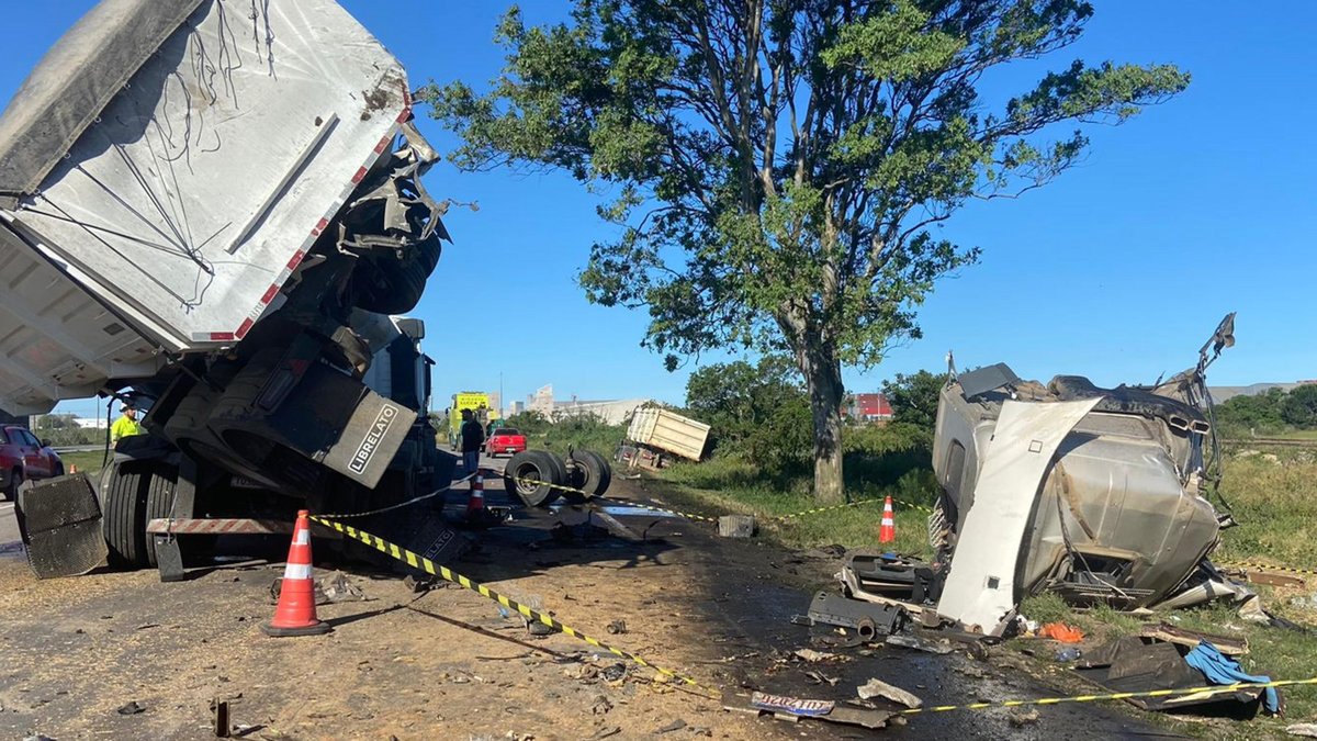 Motorista de Pelotas morre em acidente envolvendo três carretas em Rio Grande