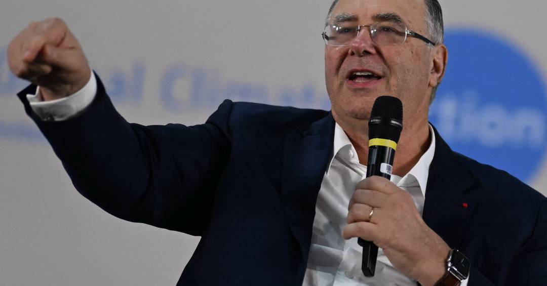 Na COP30, gigante do petróleo defende longevidade dos combustíveis fósseis e relativiza metas de clima