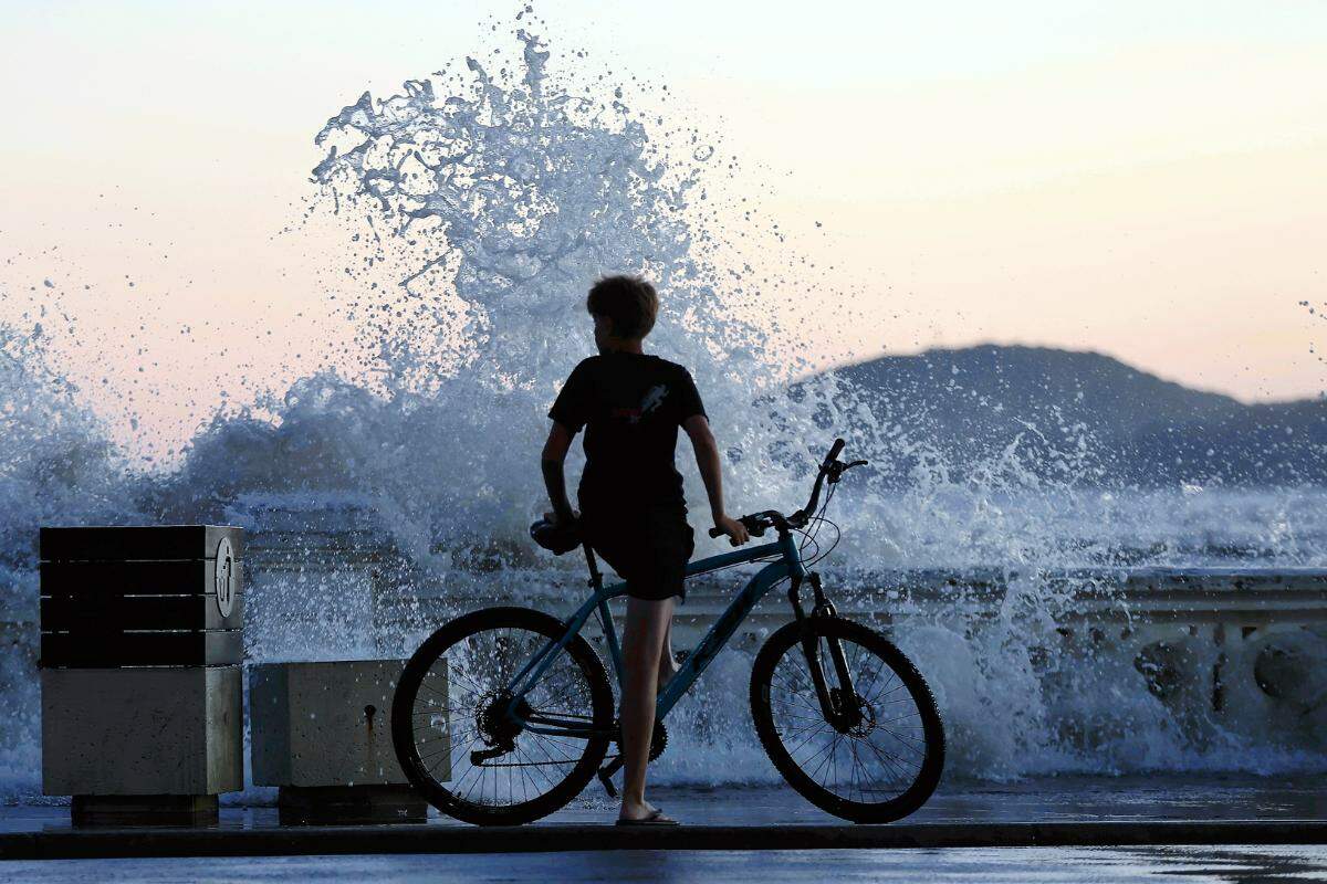 Ondas grandes, de 3 metros, atingem o litoral de São Paulo e mar agitado coloca cidades em estado de atenção