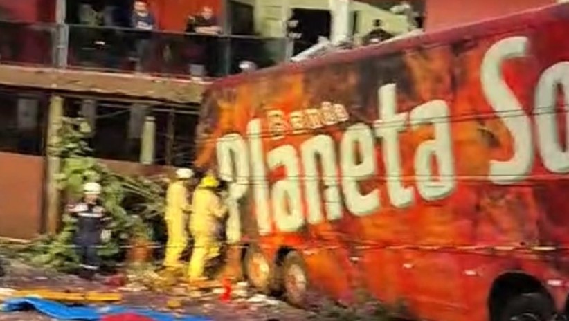Ônibus da Banda Planeta Som se envolve em acidente com caminhonete e deixa um morto