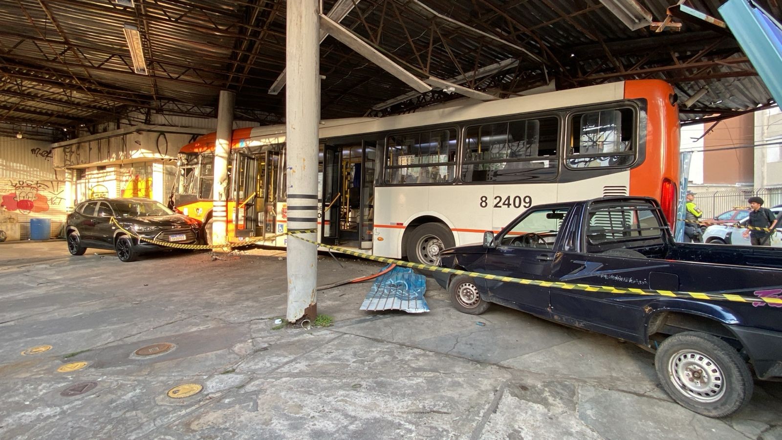Ônibus invade estacionamento após motorista passar mal em SP