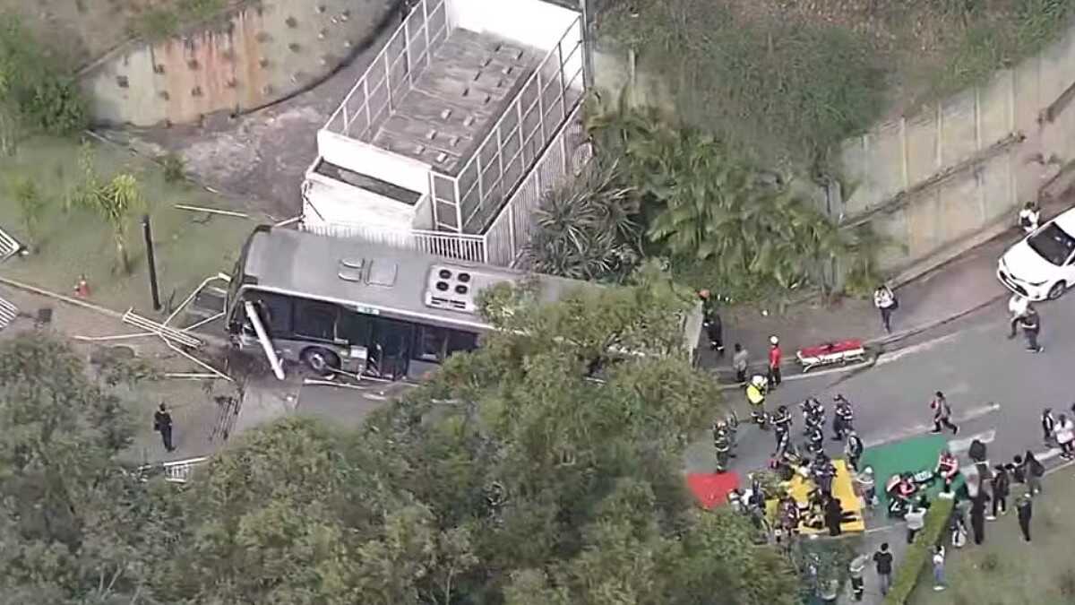 Ônibus perde controle e provoca acidente com veículos e deixa feridos na Raposo Tavares