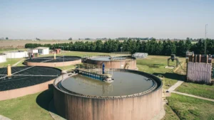 Crise ambiental em Pergamino: a estação de tratamento de esgoto está colapsada e efluentes sem tratamento são despejados no riacho