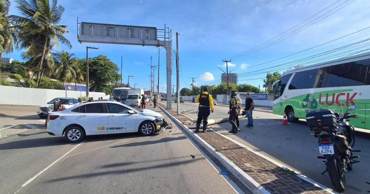 Prefeitura de Maceió | Ilumina remove poste danificado após acidente…