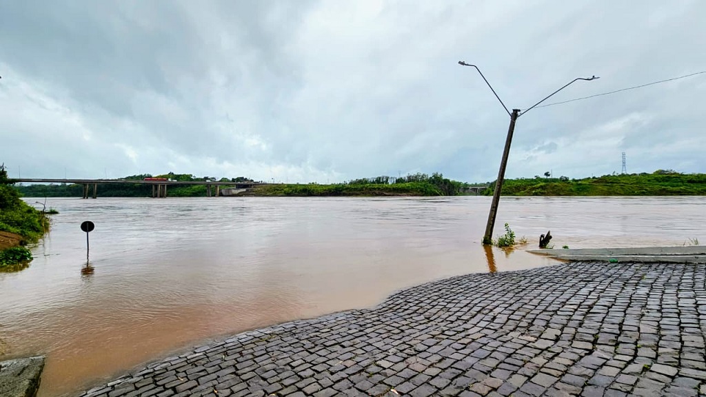 Rio Taquari estava cerca de 3m acima do normal às 11h, em Lajeado (Foto: Ricardo Sander)