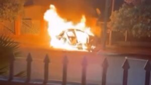 Vídeo registrado por morador flagra Peugeot em chamas em Cascavel