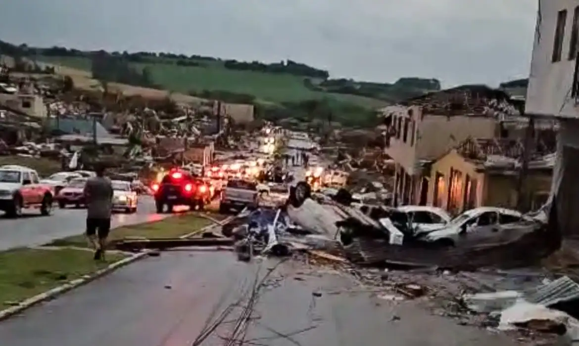 Tornado causa destruição, deixa 4 mortos e 400 feridos no Paraná