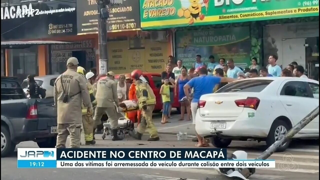 Vítima é arremessada em acidente envolvendo dois carros no centro de Macapá - G1