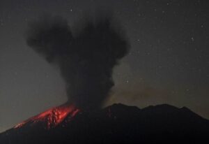 VÍDEO: vulcão Sakurajima entra em erupção no Japão e causa cancelamento de voos
