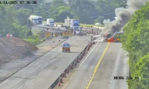 Caminhão carregado com botijões de gás incendia e causa bloqueio total na BR-386