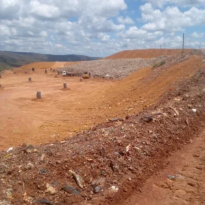 Lixão no Goiás desaba pela terceira vez em seis meses e volta a contaminar córrego