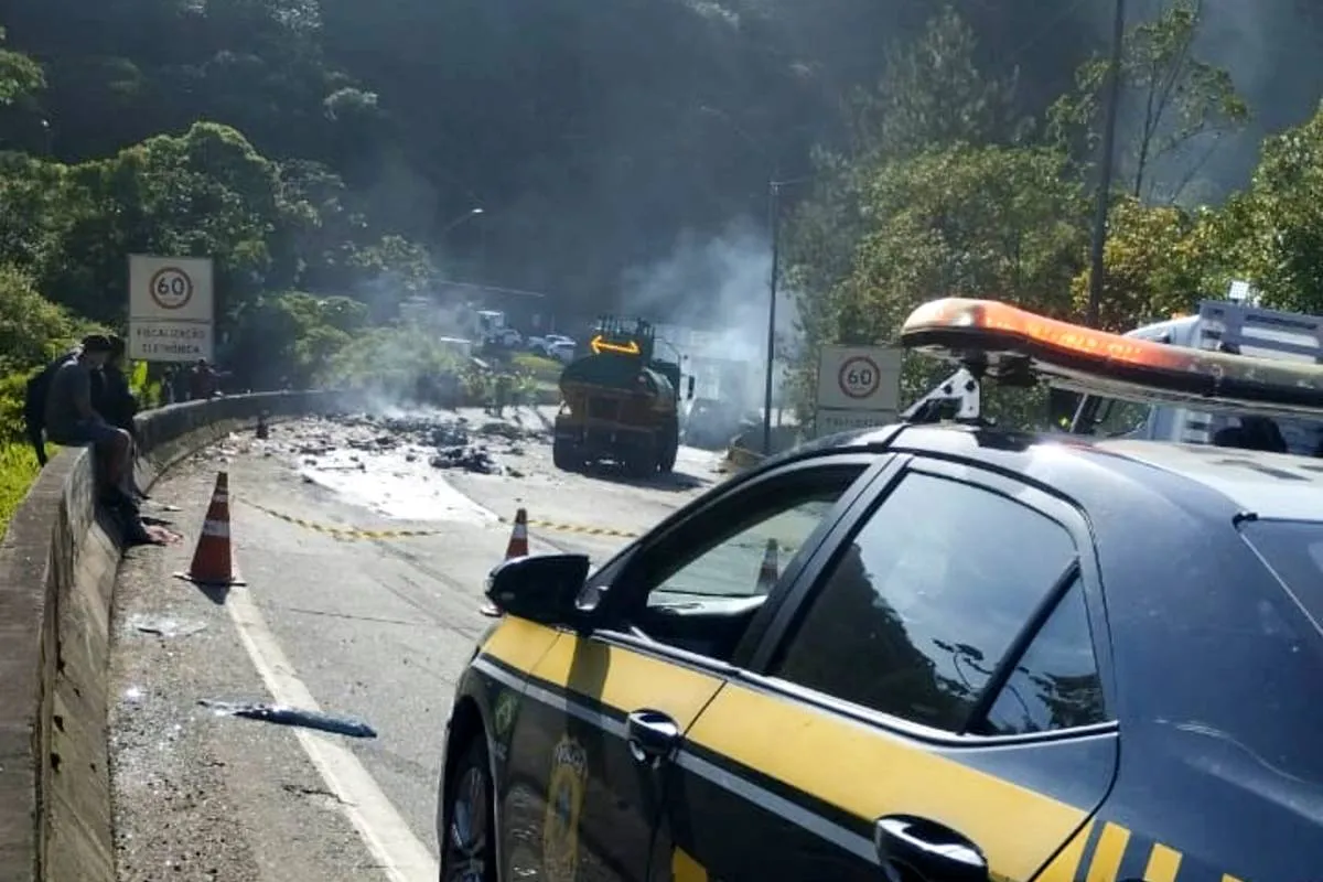 acidente gravíssimo com incêndio bloqueia rodovia
