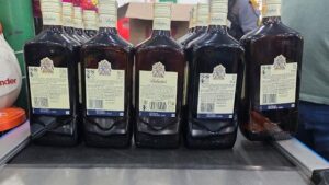 Cerca de 30 garrafas de whisky são apreendidas com suspeita de adulteração com metanol em MT