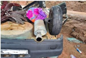 TRAGÉDIA NA BR-040: carro capota, dois morrem presos às ferragens e bombeiros atuam para evitar explosão