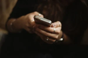 Você leva o celular ao banheiro? Estudo faz alerta inesperado sobre esse hábito comum