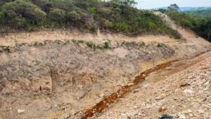 Após deslizamento em lixão, Córrego Santa Bárbara mostra sinais de recuperação, mas segue contaminado