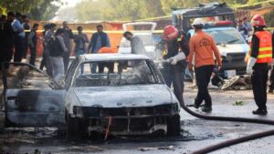 Ataque de homem-bomba em frente a tribunal deixa ao menos 12 mortos no Paquistão