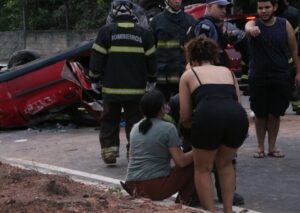 familiares acompanham resgate de vítimas após grave acidente na Av. do Turismo