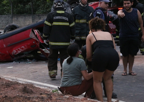 familiares acompanham resgate de vítimas após grave acidente na Av. do Turismo