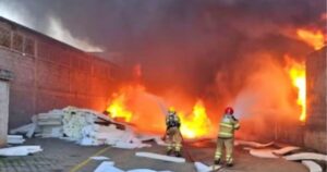 Vídeo: incêndio destrói fábrica de móveis em Ubá; explosões e gases tóxicos mobilizam Corpo de Bombeiros