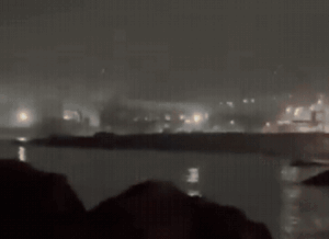 Vídeo mostra momento de explosão que atingiu porto de petróleo russo após suposto ataque com míssil ucraniano ‘Flamingo’