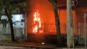 VÍDEO: padrão de energia pega fogo e afeta comércios e apartamentos em Vitória – G1