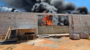 Incêndio de grandes proporções destrói fábrica e causa explosões em Ubá; VÍDEO