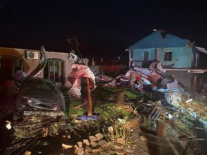 Cidade devastada por tornado tem 2 mil sem luz; 32 seguem internados