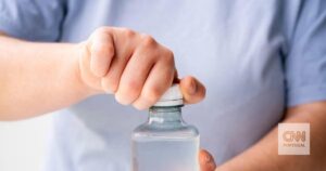 Microplásticos libertados pelas embalagens estão a contaminar alimentos e bebidas